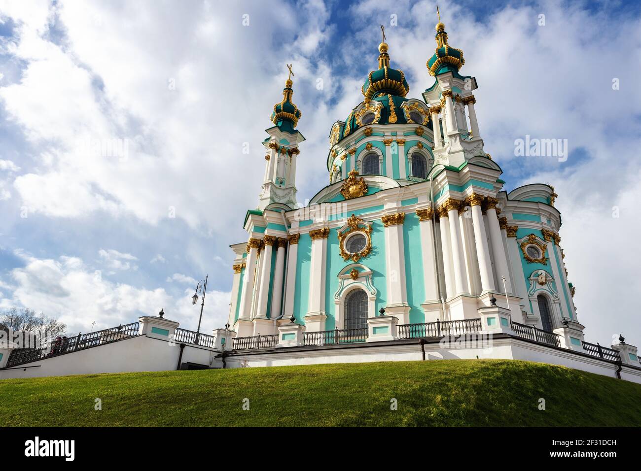 Belle vue panoramique de l'église Saint Andrew contre le ciel bleu le jour de printemps lumineux dans le centre de la vieille ville de Kiev. Kiyv, la capitale ukrainienne, célèbre podol Banque D'Images