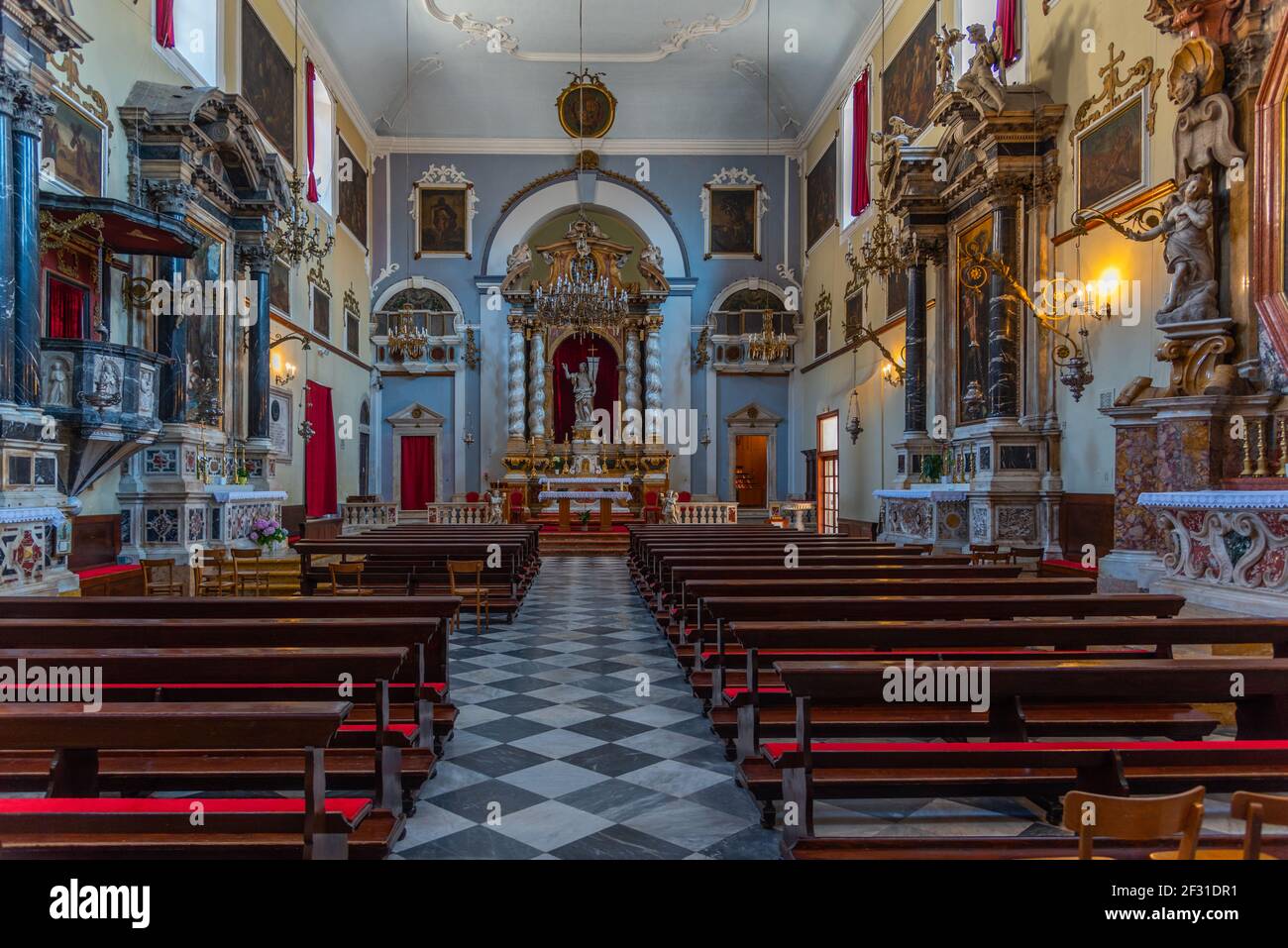 Dubrovnik, Croatie, 25 juillet 2020 : intérieur de l'église franciscaine et monastère à Dubrovnik, Croatie Banque D'Images