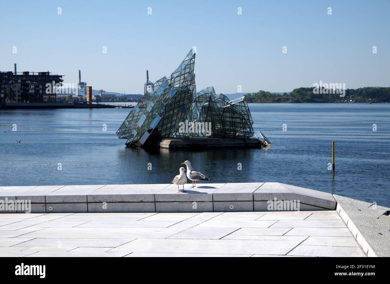 Sculpture en acier et verre de Monica Bonvicini 'She Lies' dans le port de Bjorvika, vue de l'extérieur de l'Opéra, Oslo, Norvège. Banque D'Images