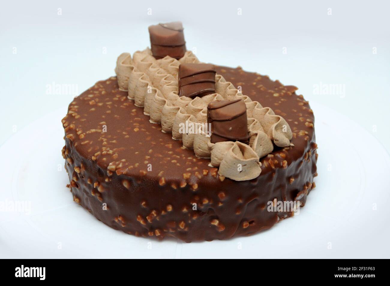 Gateau De Glace Au Chocolat Pour Mariage Sur Fond Blanc Photo Stock Alamy