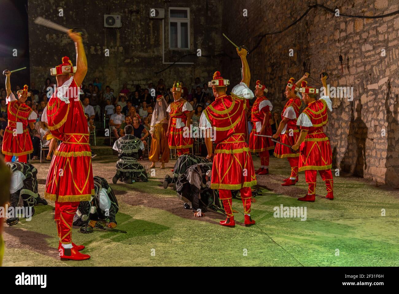 Korcula, Croatie, 27 juillet 2020 : représentation de la danse traditionnelle de Moreska dans la vieille ville de Korcula, Croatie Banque D'Images