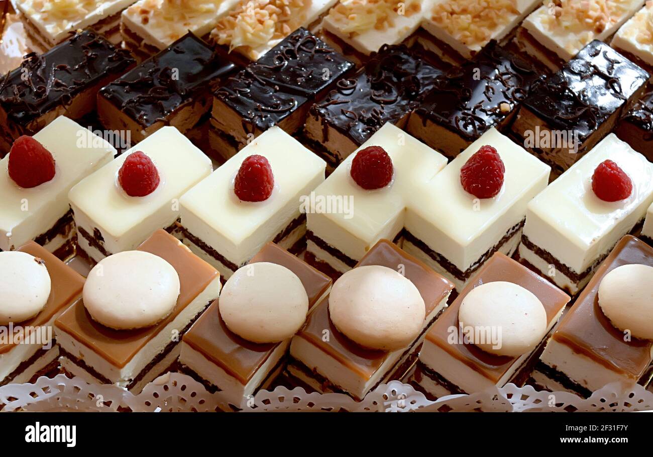 Gâteaux au chocolat exposés dans une confiserie en France. Banque D'Images