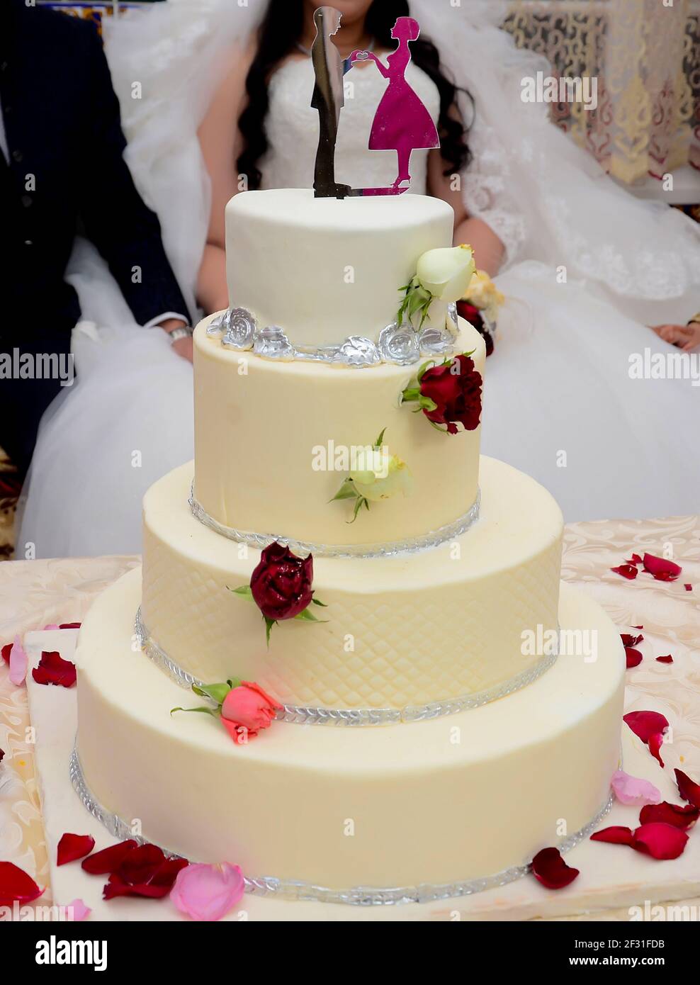 Gâteau de mariage luxueux Banque de photographies et d'images à haute  résolution - Alamy