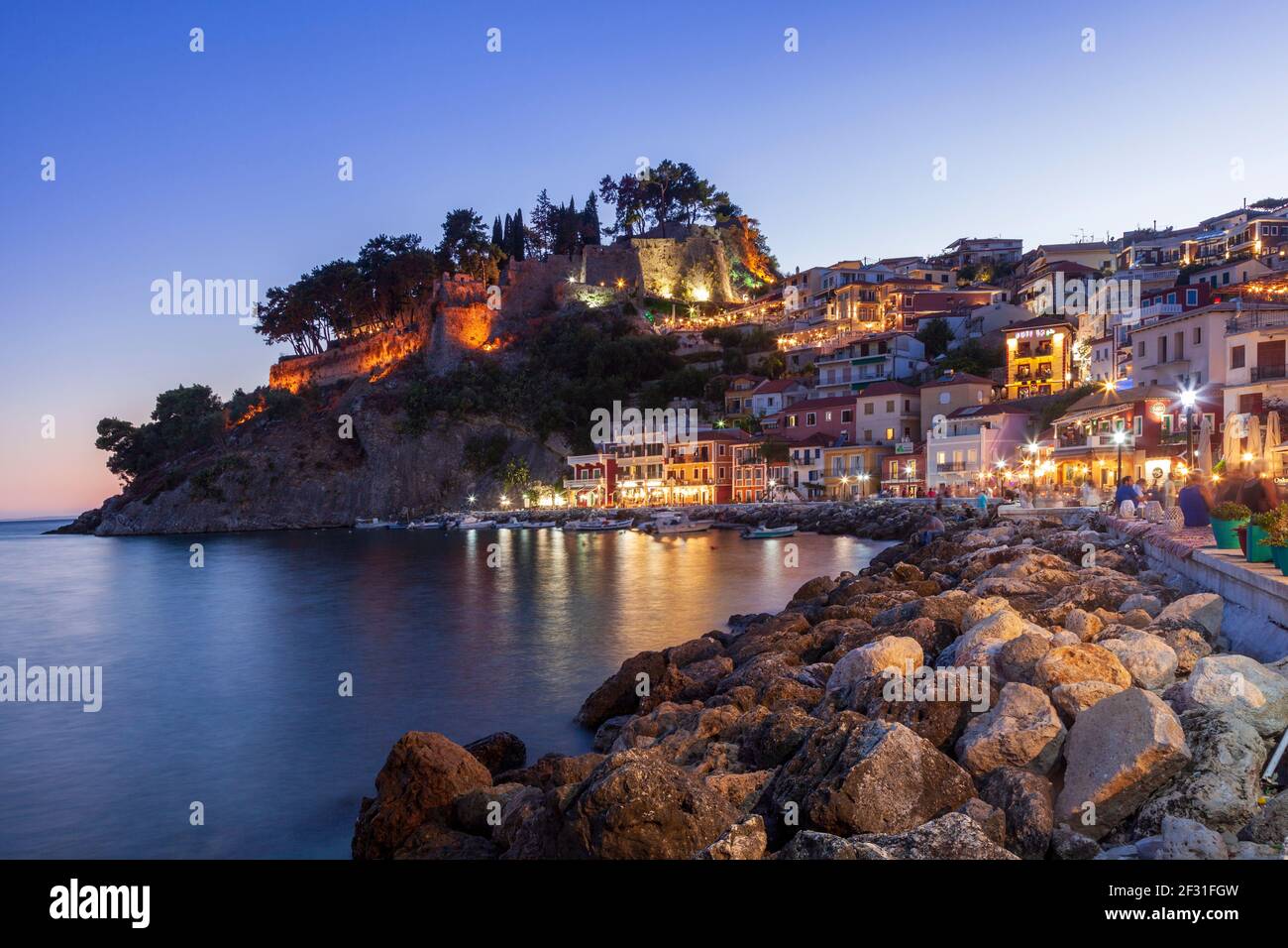 Ville de Parga, vue côtière à l'heure bleue (après le coucher du soleil), dans la préfecture de Preveza, région d'Epirus, Grèce, Europe Banque D'Images