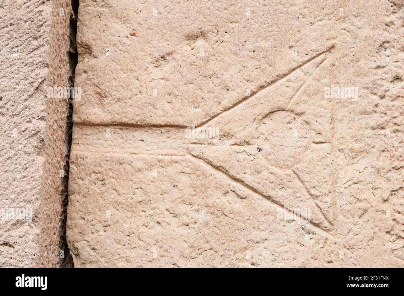 Symboles géométriques sur le mur de pierre, église Santa Maria, Talamanca, Catalogne, Espagne Banque D'Images