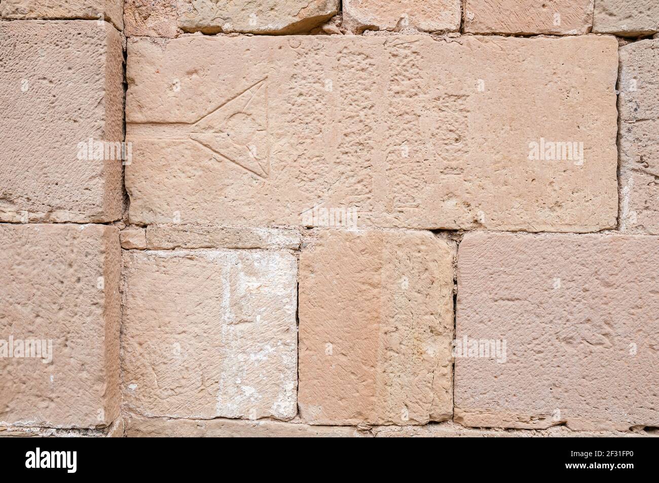 Symboles géométriques sur le mur de pierre, église Santa Maria, Talamanca, Catalogne, Espagne Banque D'Images