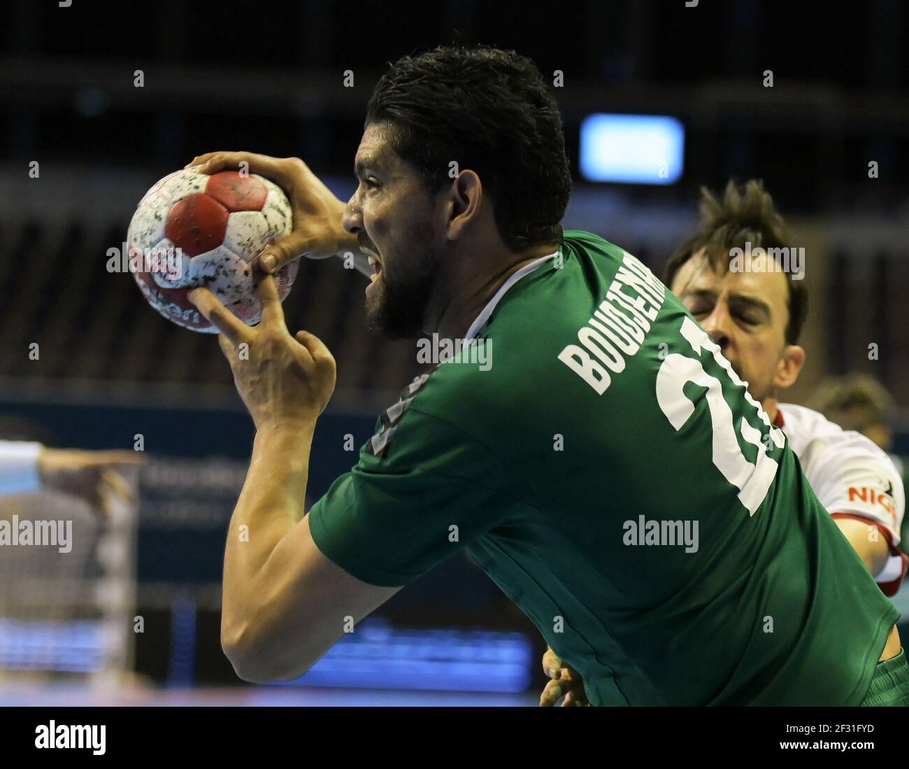 Berlin, Allemagne. 14 mars 2021. Handball: Qualification olympique, Algérie - Allemagne, qualification, Tournoi 3, Matchday 3 à Max-Schmeling-Halle. Oussem Boudjenah (l), en Algérie, obtient le meilleur de Patrick Groetzki, en Allemagne. L'Algérie perd le match avec 26:34. Credit: Soeren Stache/dpa-Zentralbild/dpa/Alay Live News Banque D'Images