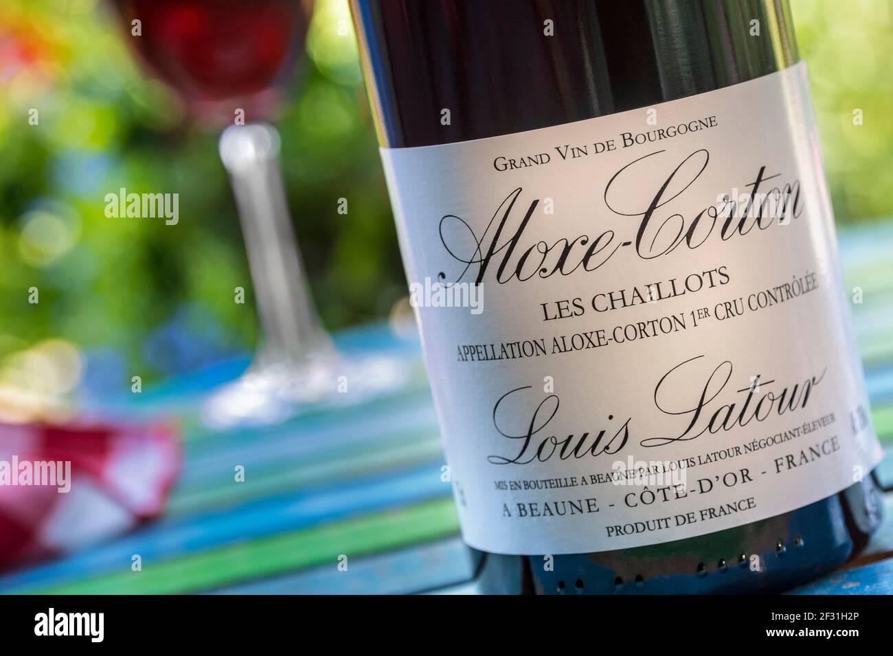 Bourgogne Rouge aloxe-corton dégustation vin Bouteille ALFRESCO Louis Latour "les chaillots" premier cru rouge fine wine pinot noir dégustation en plein air dans le jardin Banque D'Images