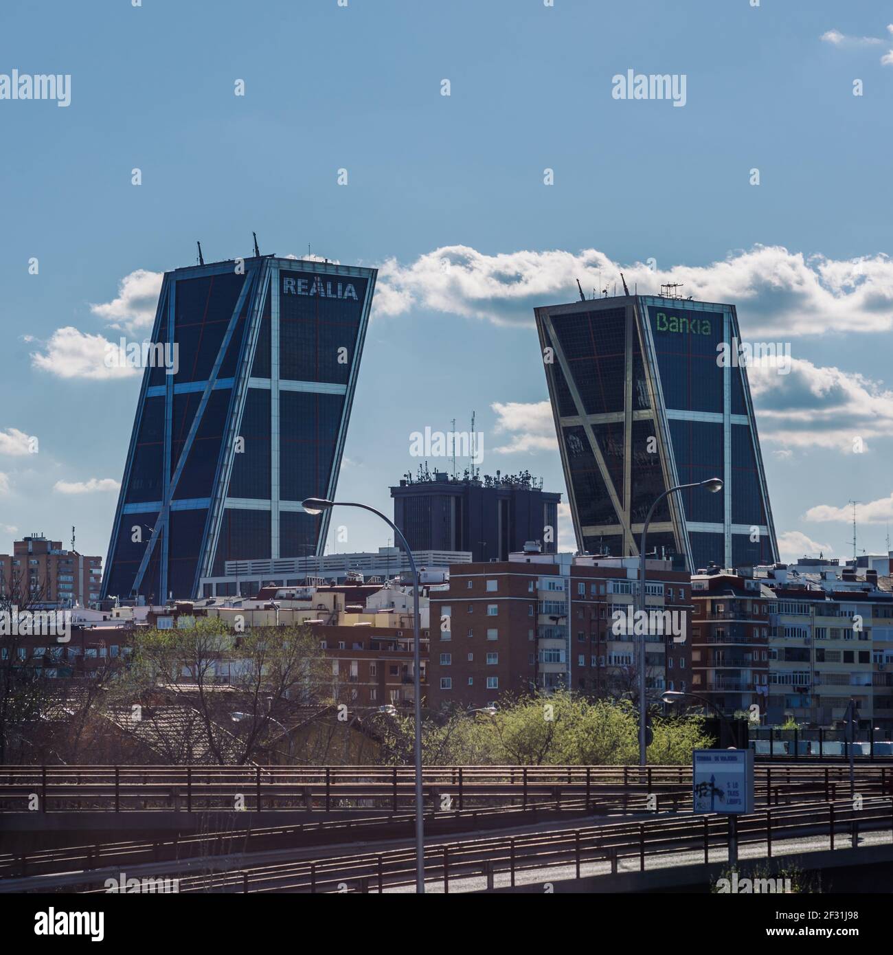 Madrid, Espagne - 14 mars 2021 : immeubles de bureaux modernes à double inclinaison, Puerta de Europa, sur la Plaza de Castilla à Madrid, Espagne Banque D'Images