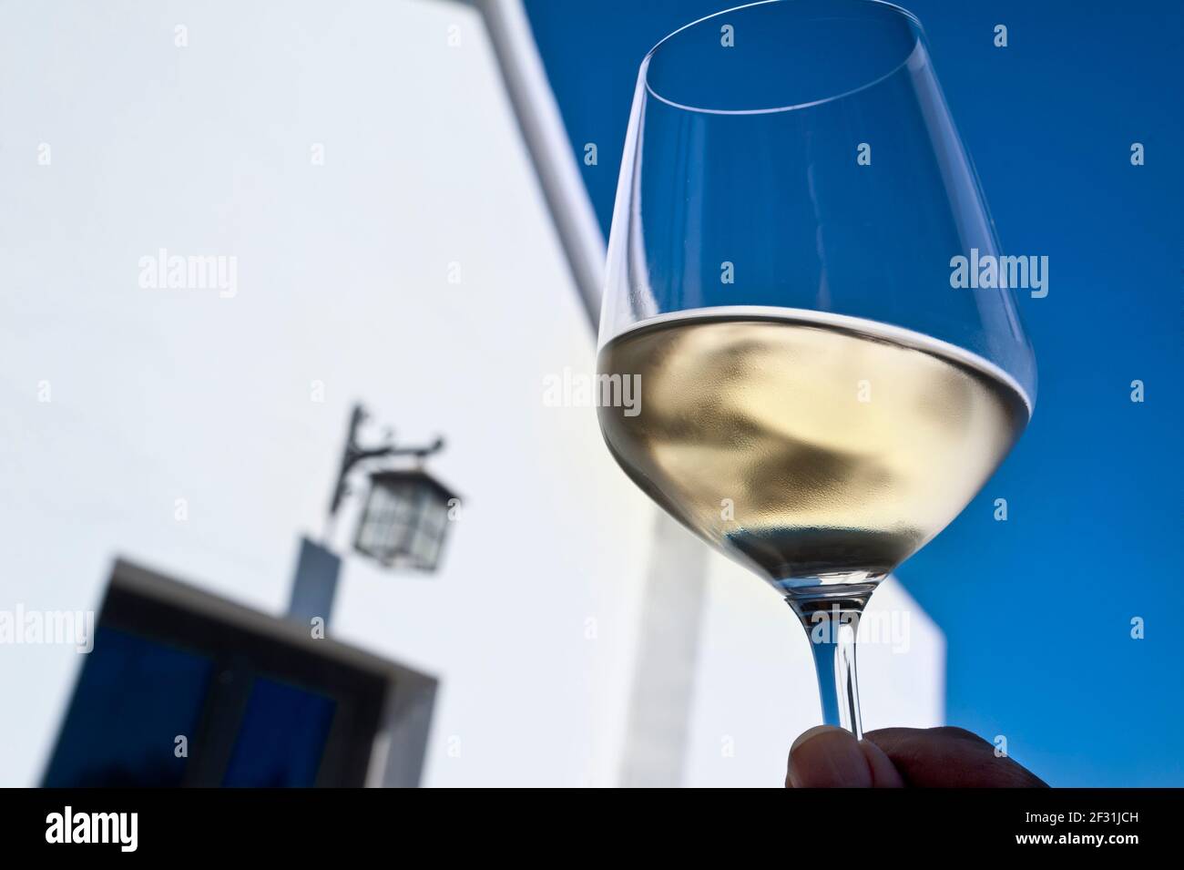 Vin blanc en plein air, dégustation d'un verre de vin blanc frais plein air ensoleillé dégustation vin situation cave Banque D'Images