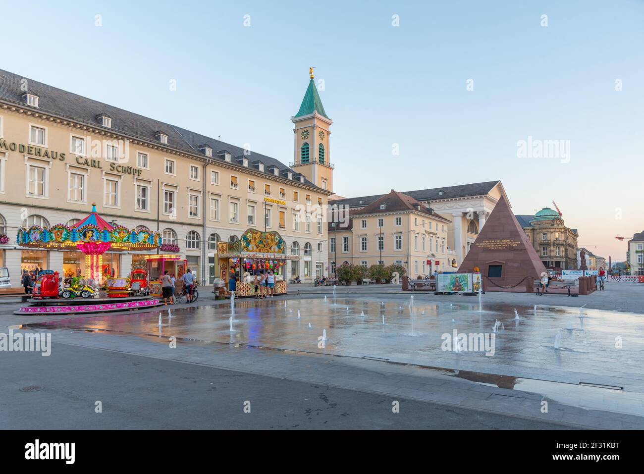 Karlsruhe, Allemagne, 15 septembre 2020 : vue sur la tombe de Karl Wilhelm von Baden-Durlach sur la place Marktplatz à Karlsruhe, Allemagne Banque D'Images