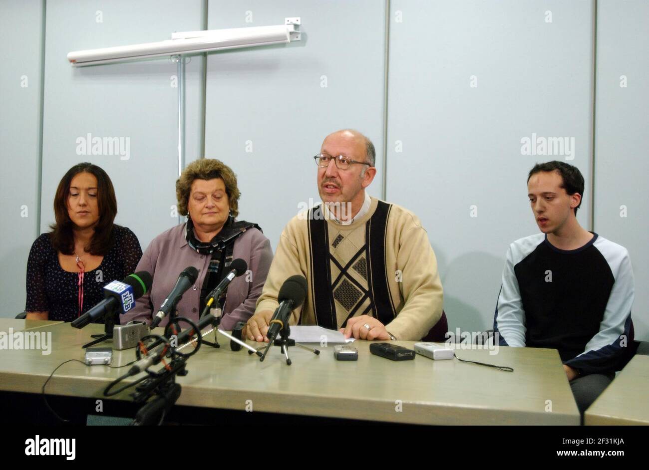 La famille basse revient de leur horreur d'être prise en otage au Théâtre de Moscou. Ils sont arrivés à Heathrow à 7.00 heures du soir. (De gauche à droite) fille Louise qui n'était pas en voyage, mère Sidika, Père Peter et fils Richard.)28 octobre 2002 photo Andy Paradise Banque D'Images