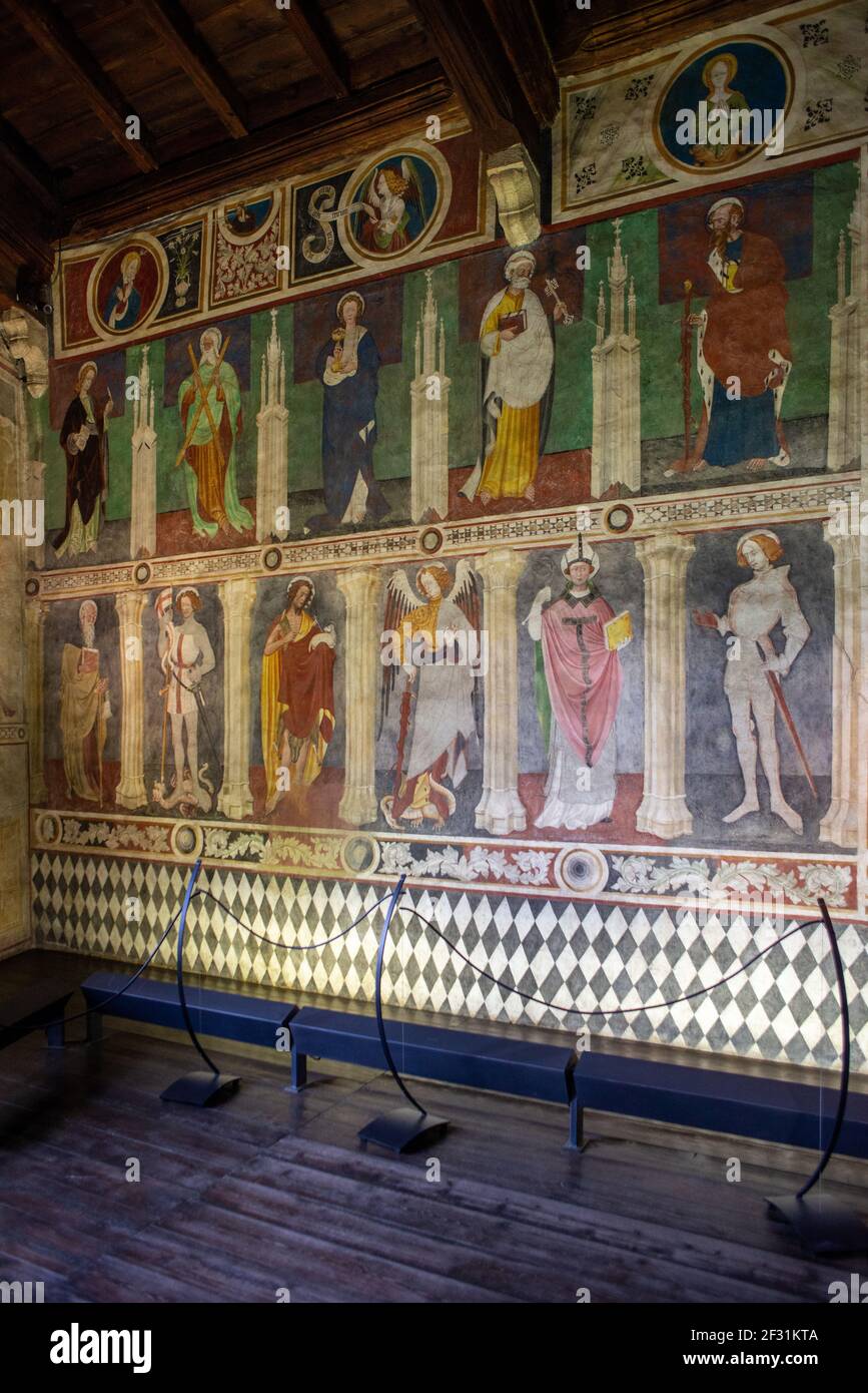 Peintures anciennes en plein air dans l'une des chambres du château de Fenis, Valle d'Aoste, Italie. Ces peintures se trouvent dans la salle de la chapelle, au premier étage Banque D'Images