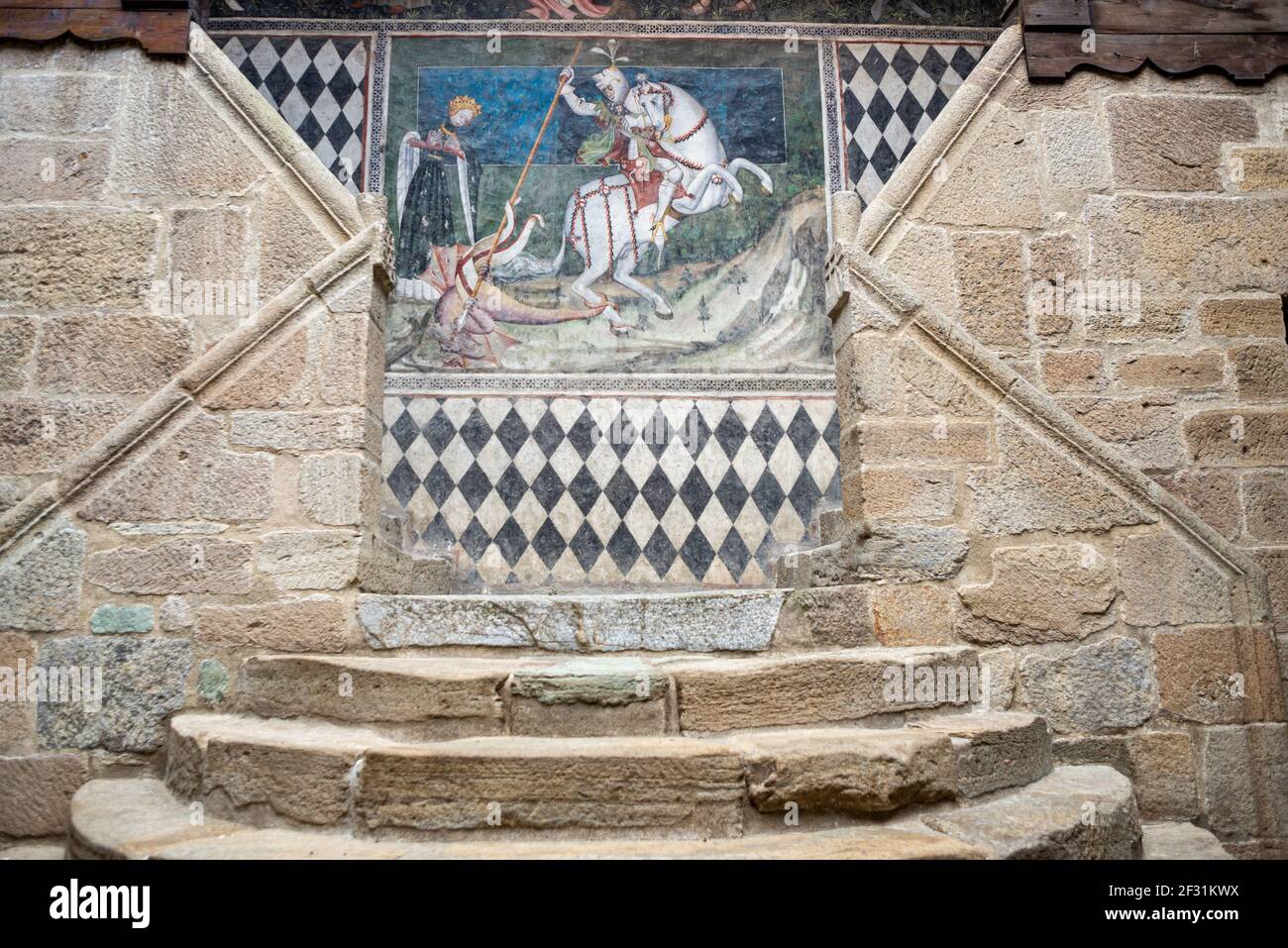 Saint George tuant le dragon dans une fresque de peinture dans la cour centrale du château de Fenis. Cette peinture date de 1200. Fenis, Aoste, Italie Banque D'Images