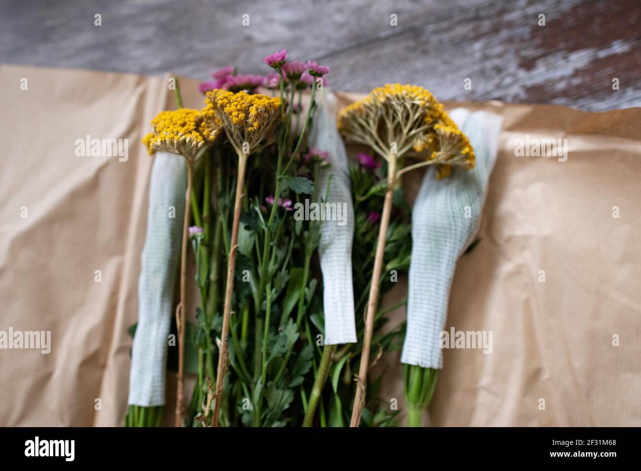 Livraison de fleurs en boîte aux lettres de Bloom and Wild - Royaume-Uni Banque D'Images
