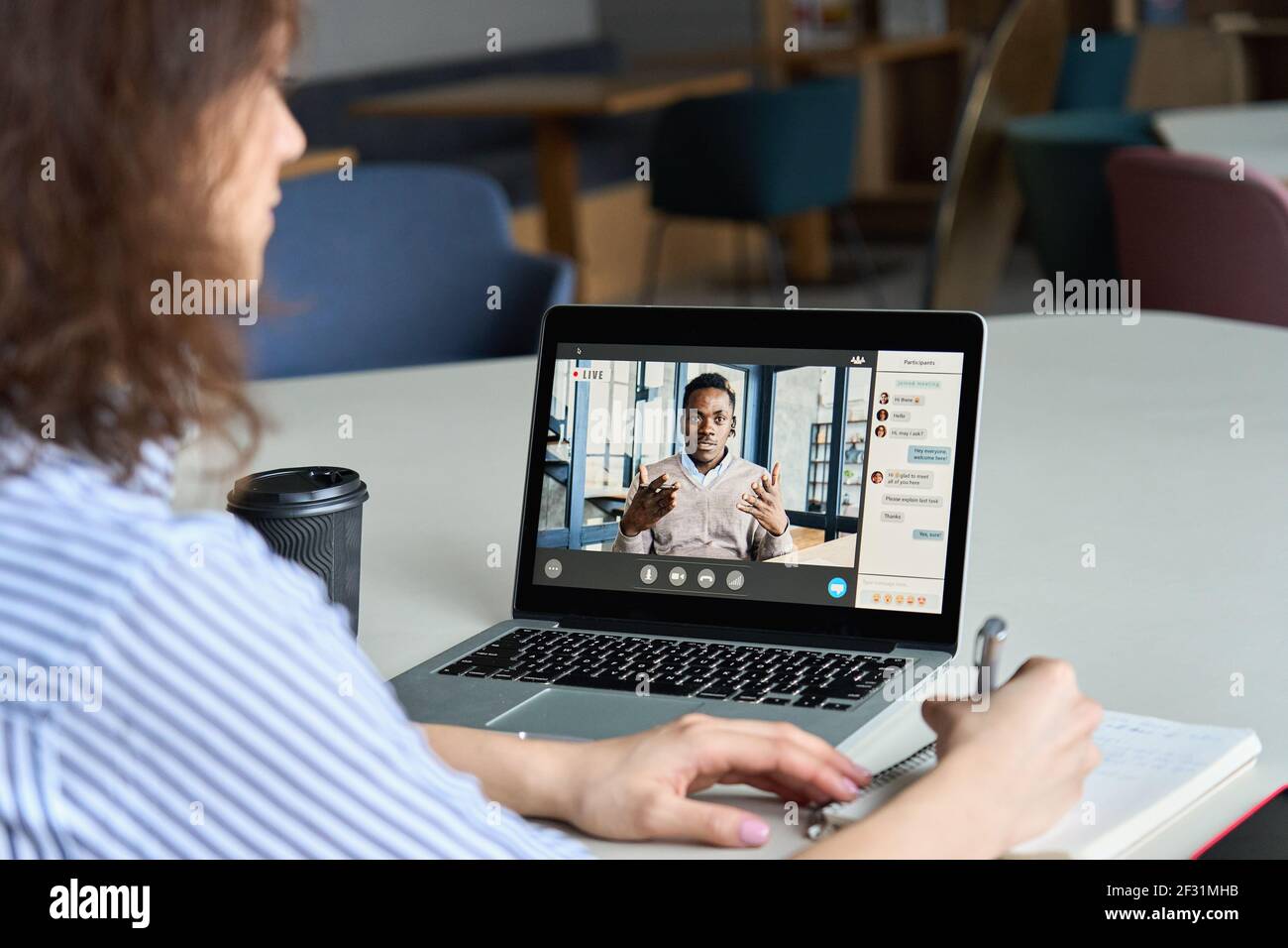 Adolescente étudiante regardant le webinaire, l'apprentissage à distance avec un enseignant en ligne. Banque D'Images