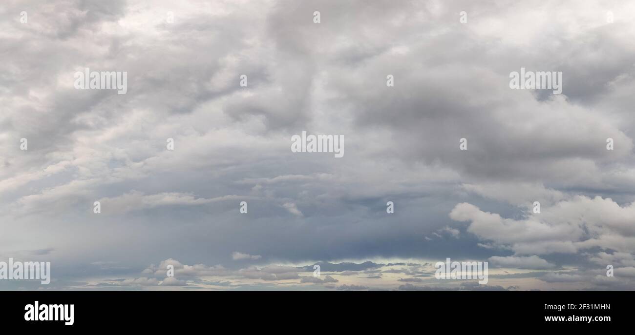 Ciel nuageux épique gris orageux. Moody vue spectaculaire des nuages au-dessus de la mer Égée en Grèce Banque D'Images