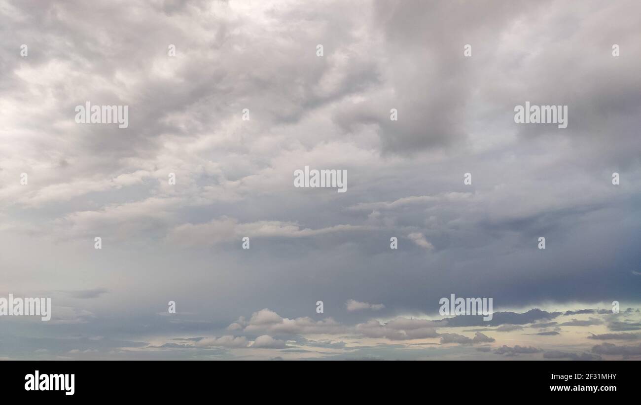 Ciel nuageux épique gris orage. Moody vue spectaculaire sur les nuages, atmosphère en Grèce Banque D'Images
