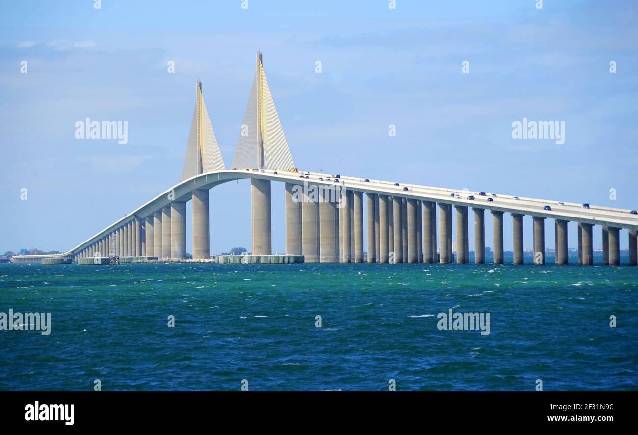 Vue sur le pont Bob Graham Sunshine Skyway pendant une journée ensoleillée près de St Petersburg, Floride, États-Unis Banque D'Images