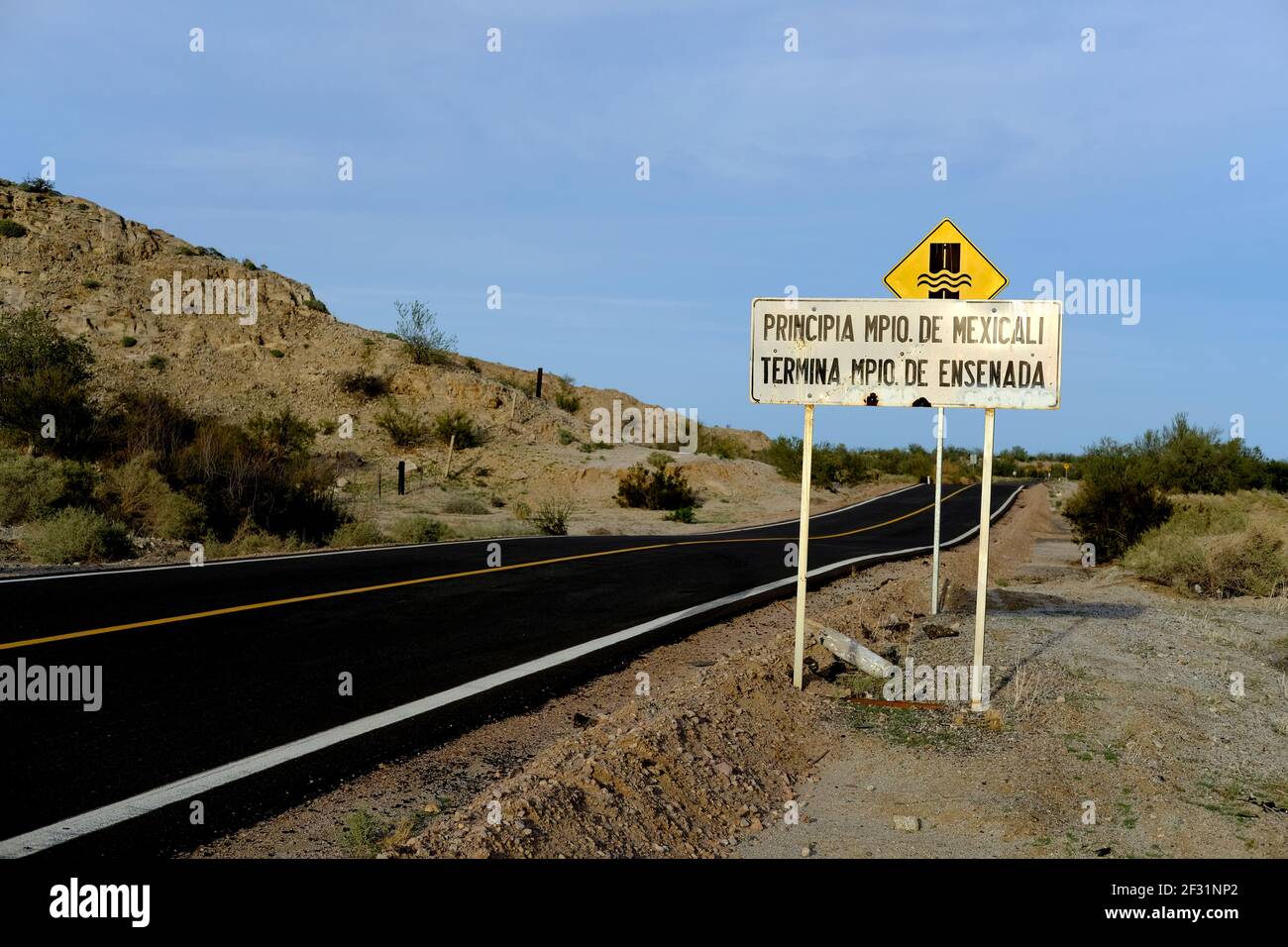 Signalisation routière sur l'autoroute fédérale 5 annonçant la fin de la municipalité d'Ensenada et le début de Mexicali près de San Felipe, Baja California, Mexique. Banque D'Images