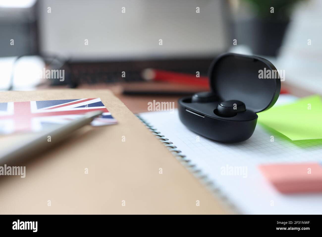 Le casque sans fil noir dans la boîte est placé sur une table à côté de bloc-notes et stylo Banque D'Images