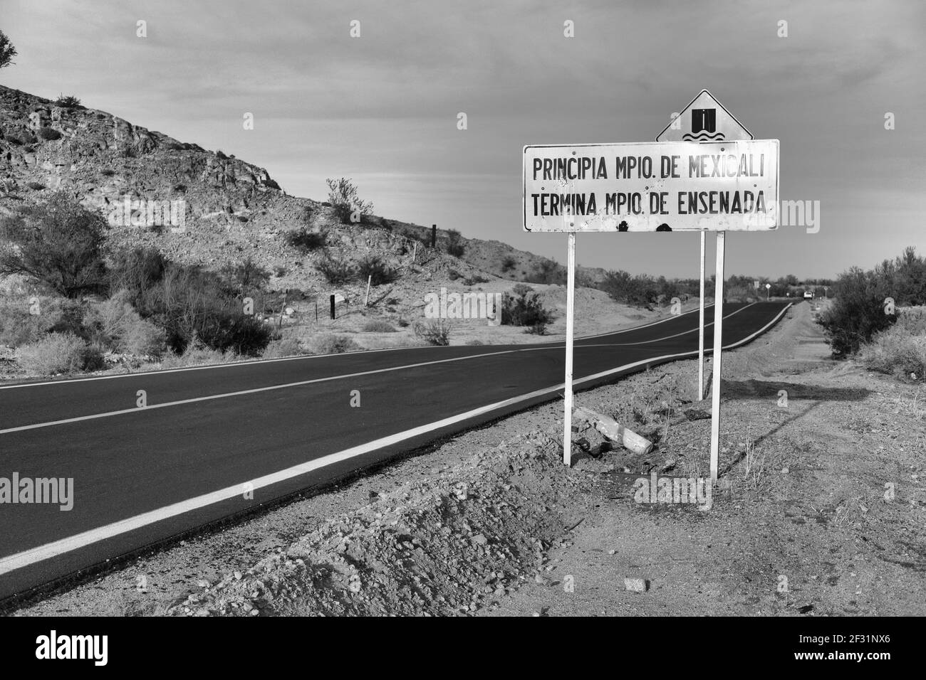Signalisation routière sur l'autoroute fédérale 5 annonçant la fin de la municipalité d'Ensenada et le début de Mexicali près de San Felipe, Baja California, Mexique. Banque D'Images