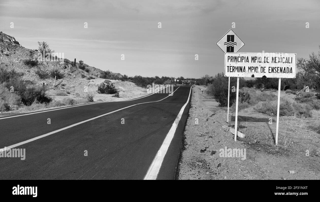 Signalisation routière sur l'autoroute fédérale 5 annonçant la fin de la municipalité d'Ensenada et le début de Mexicali près de San Felipe, Baja California, Mexique. Banque D'Images