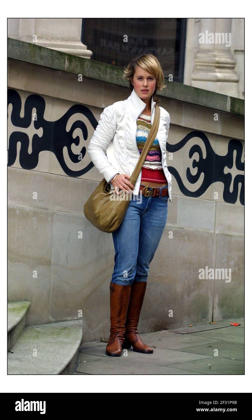 Pour IOS...... Street Fashion---Prue Willsherpic David Sandison 28/11/2002 Banque D'Images