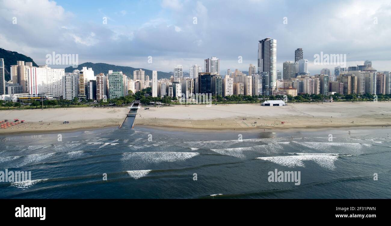 Vue aérienne de la ville de Santos, siège du comté de Baixada Santista, sur la côte de l'État de Sao Paulo, Brésil. Banque D'Images