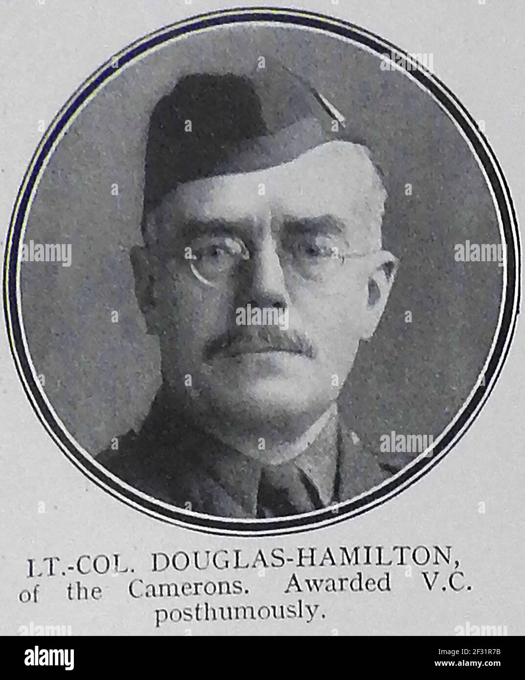 LIUETENANT COLONEL DOUGLAS-HAMILTON des Cameron Highlanders qui a reçu la Croix de Victoria à titre posthume - UN portrait imprimé d'une page de rôle d'honneur de 1914-1915 de ceux tués en action pendant la première Guerre mondiale. Banque D'Images