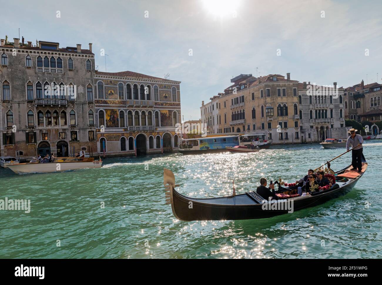 Italie, Venise, gondolier sur le Grand Canal Banque D'Images
