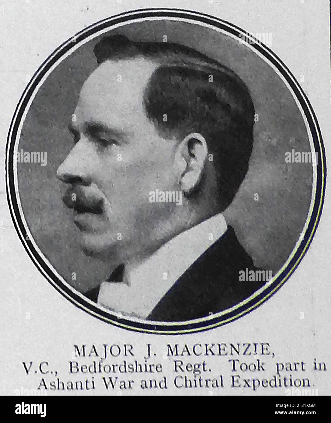 MAJOR J MACKENZIE V.C - Bedfordshire Regiment qui a participé à l'expédition Ashanti War and Chitral UN portrait imprimé d'une page de rôle d'honneur de 1914-1915 de ceux tués en action pendant la première Guerre mondiale. Banque D'Images