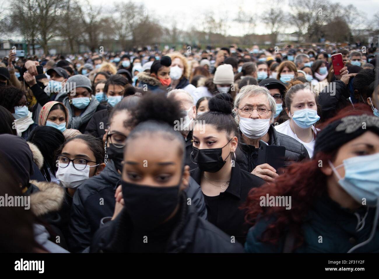 Des gens lors d'une marche blanche à la mémoire d'une fille de 14 ans, dont le corps battu a été trouvé dans la Seine après avoir subi du harcèlement en ligne à l'école, à Argenteuil, le 14 mars 2021. Un juge français a inculpé deux enfants de 15 ans du meurtre d'une fille de leur école, identifiée seulement comme Alisha, qui avait été victime d'intimidation en ligne dans un conflit avec les suspects, un garçon et une fille. Photo de Raphael Lafargue/ABACAPRESS.COM Banque D'Images