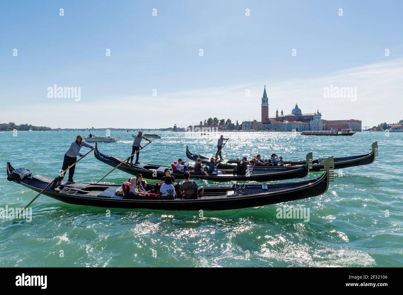 Italie, Venise, télécabines ferrant des touristes sur des gondoles sur le canal de San Marco avec San Giorgio Maggiore en arrière-plan Banque D'Images