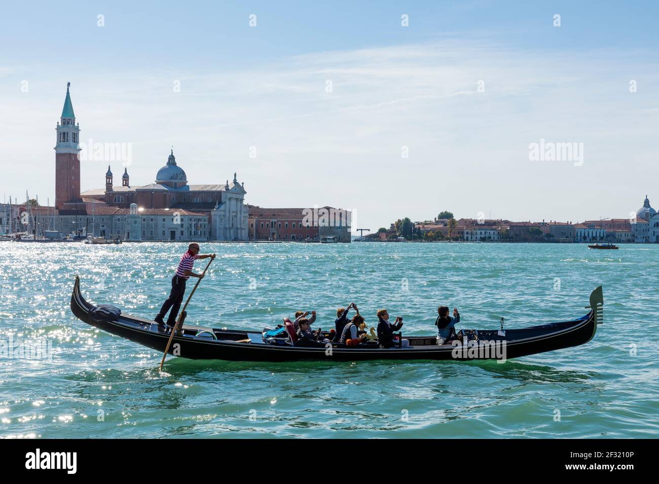 Italie, Venise, télécabines ferrant le tourisme sur les gondoles sur le canal de San Marco avec San Giorgio Maggiore en arrière-plan Banque D'Images