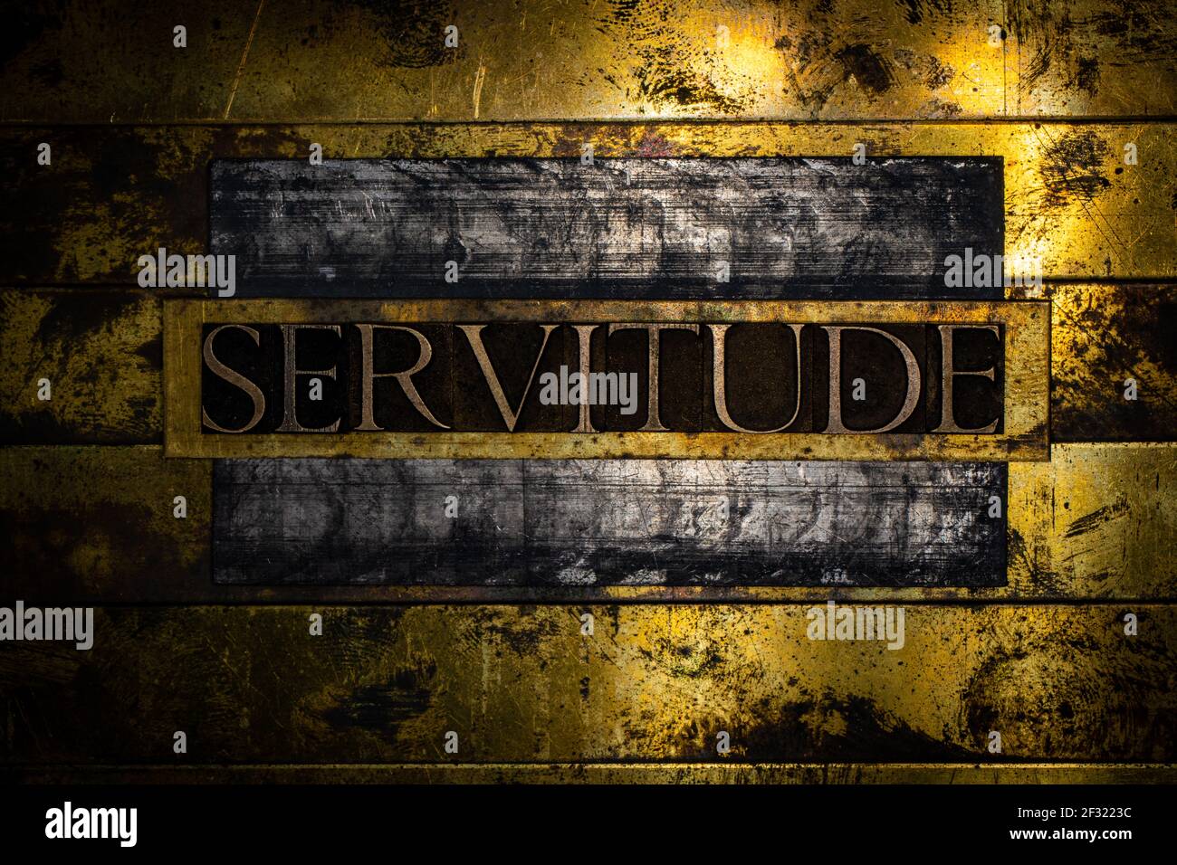 Texte de servitude sur fond de cuivre et d'or texturé vintage Banque D'Images