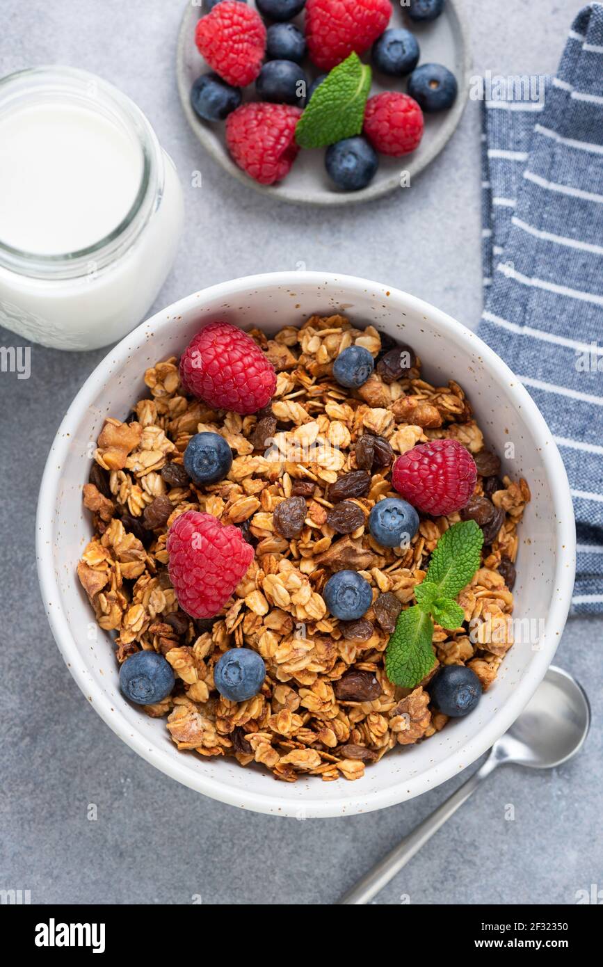 Granola maison dans un bol avec baies. Nourriture de petit déjeuner, perte de poids, nutrition, concept de manger propre Banque D'Images