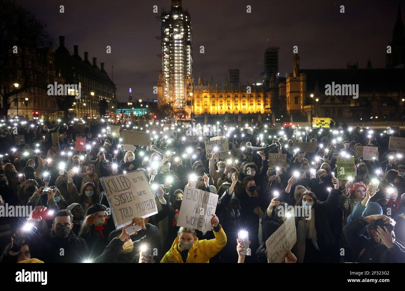 Les gens éclairent les lumières de leur téléphone mobile lorsqu'ils assistent à une manifestation sur la place du Parlement, à la suite de l'enlèvement et du meurtre de Sarah Everard, à Londres, en Grande-Bretagne, le 14 mars 2021. REUTERS/Henry Nicholls Banque D'Images