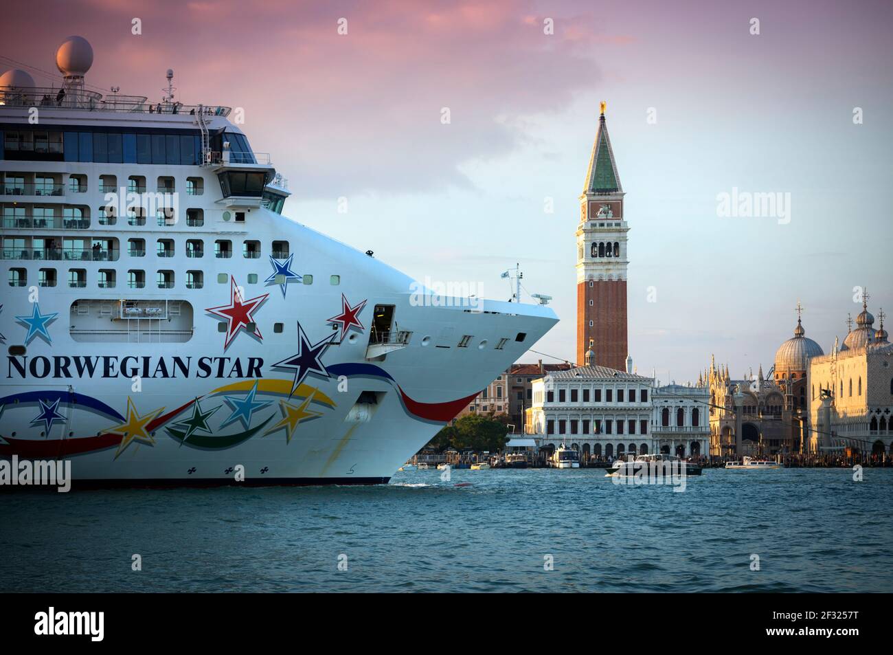 Italie, Venise, un bateau de croisière sur la Canale di San Marco Banque D'Images