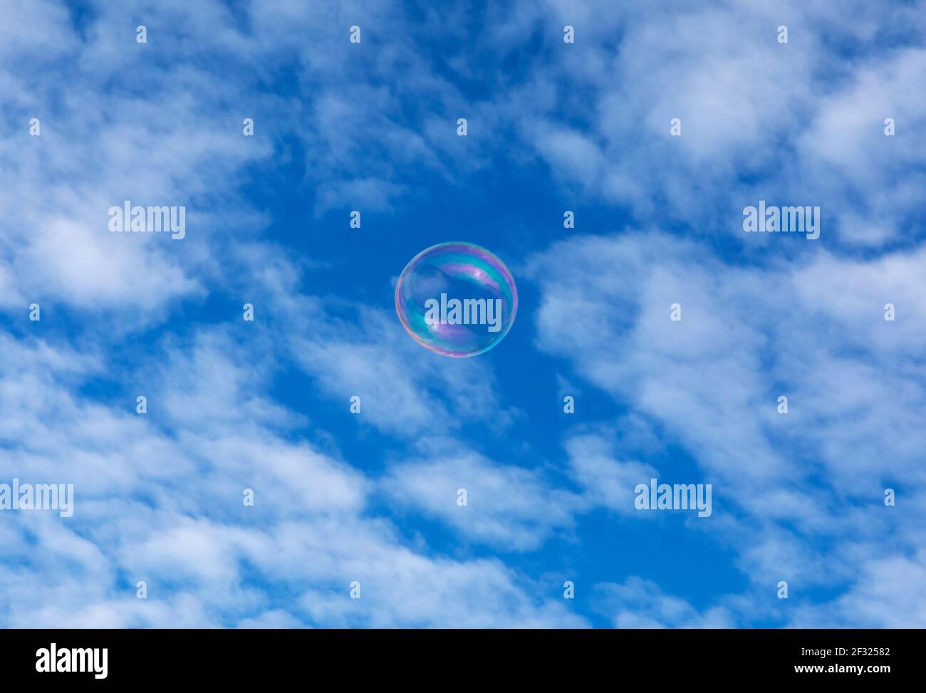 bulle flottant contre le ciel et les nuages Banque D'Images