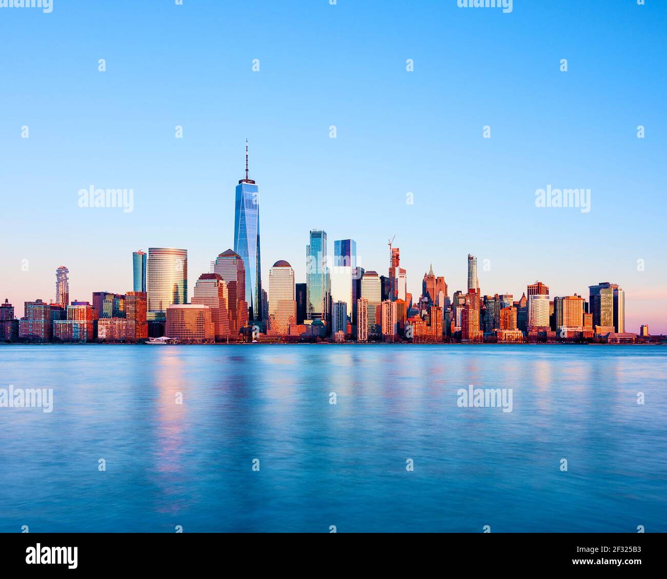 New York Skyline, Lower Manhattan avec Freedom Tower et World Financial Center, Hudson River, New York. Banque D'Images