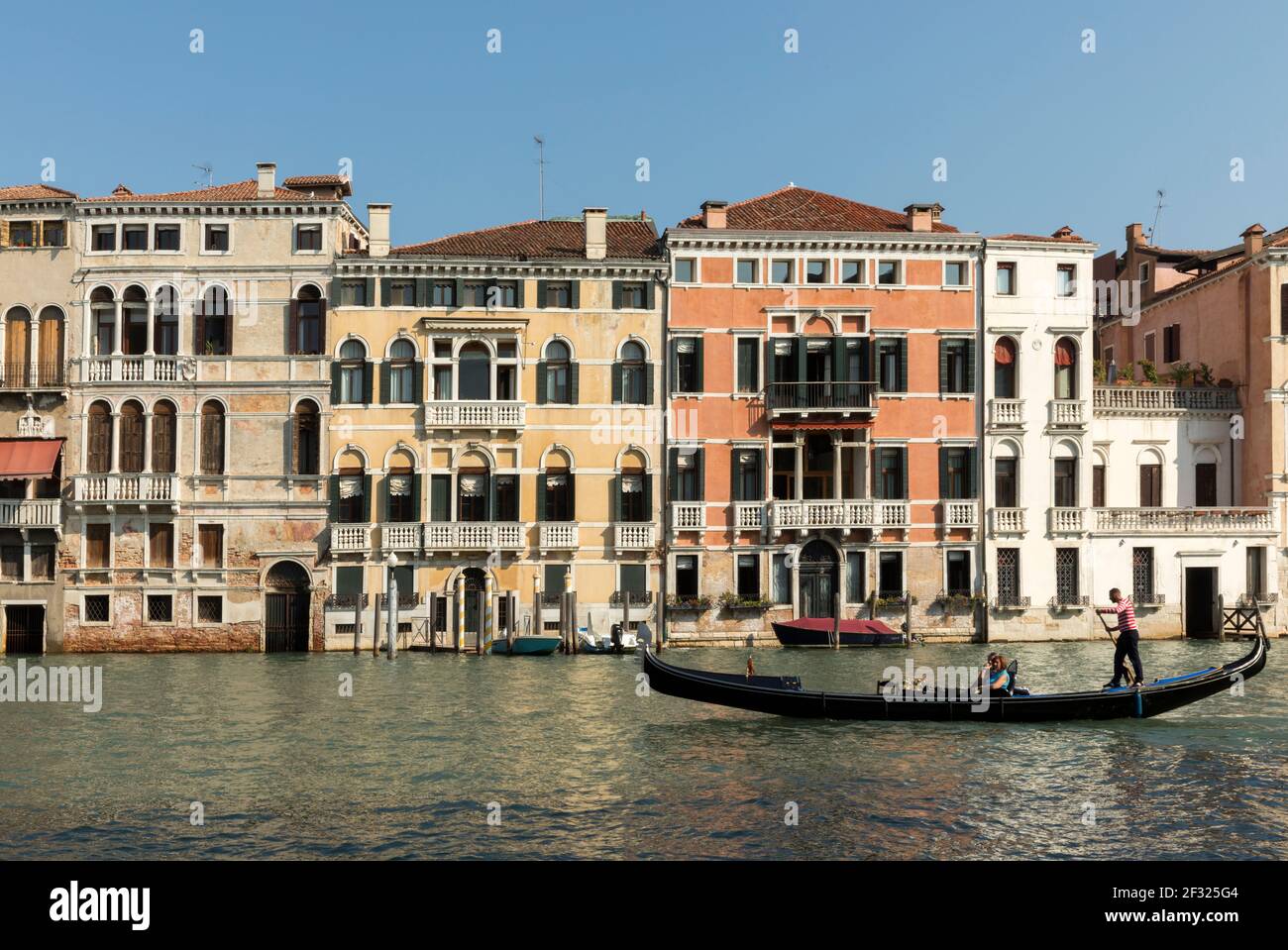 Italie, Venise, gondolier sur le Grand Canal Banque D'Images