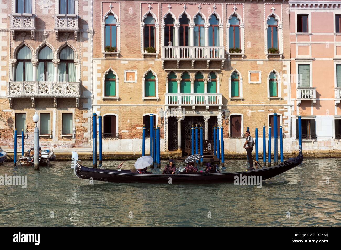 Italie, Venise, gondolier sur le Grand Canal Banque D'Images