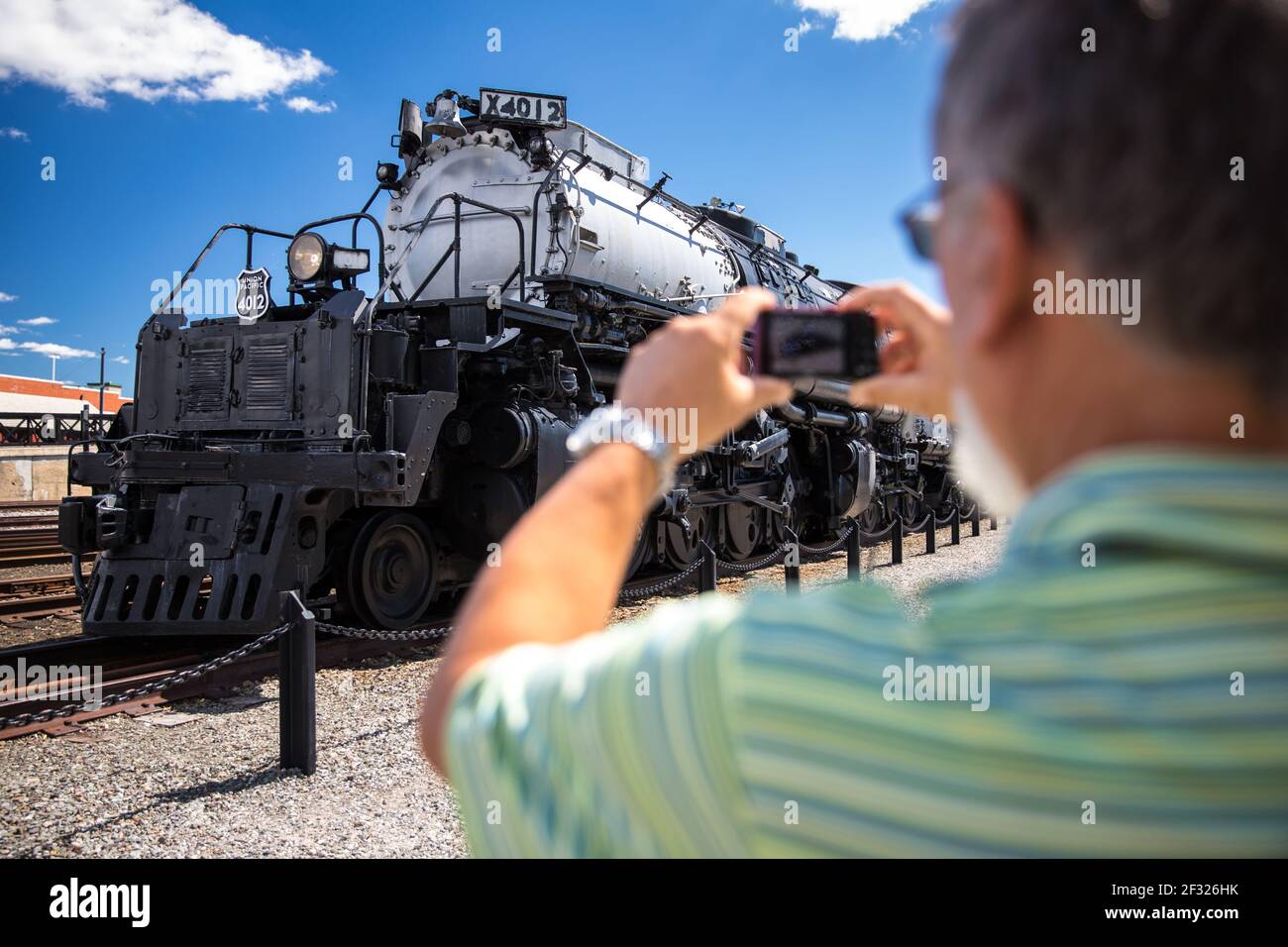 Homme senior prenant une photo de la locomotive à vapeur Union Pacific Big Boy X4012 à Scranton, PA la locomotive à vapeur Union Pacific Big Boy X4012 à Scranton Banque D'Images