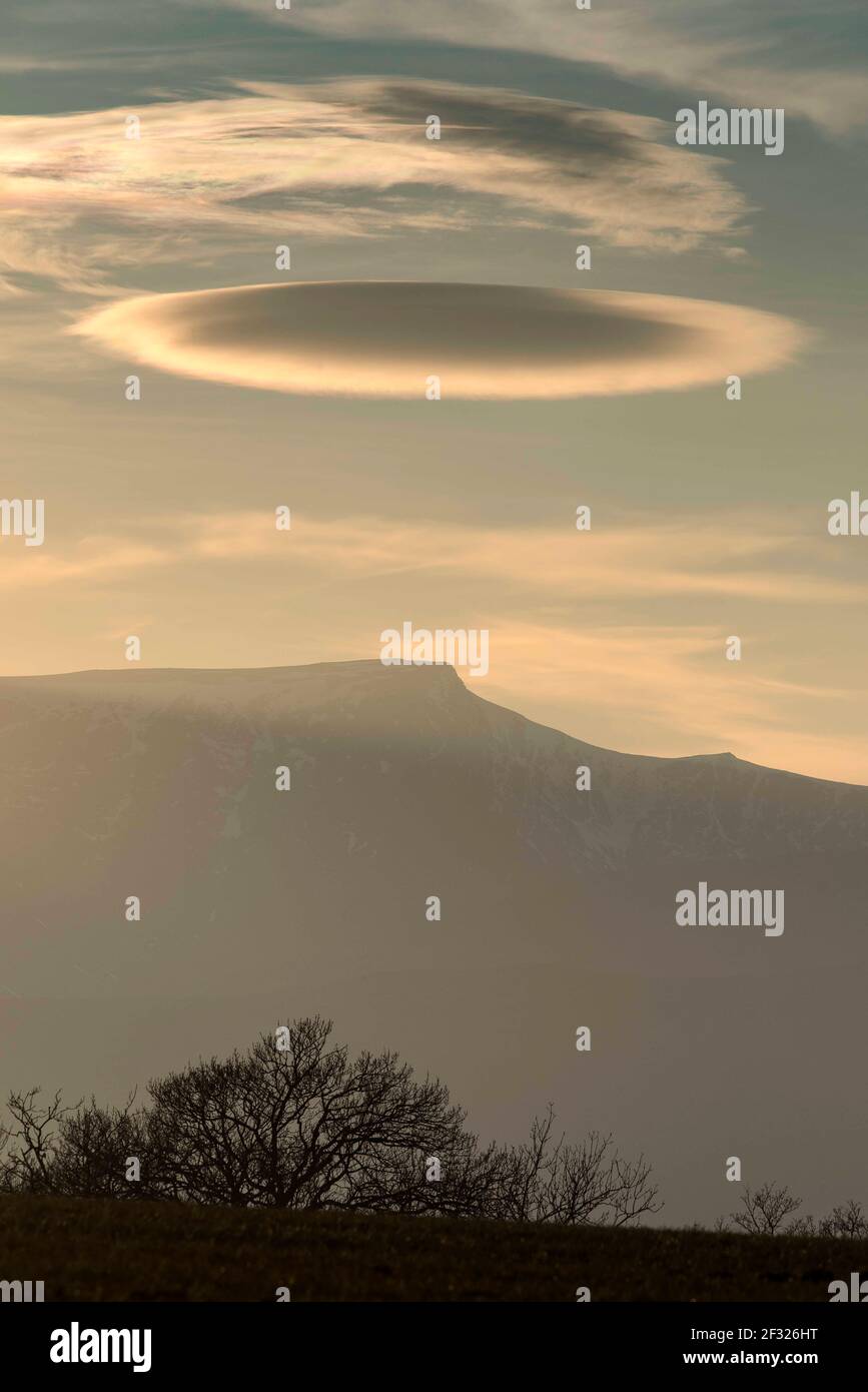 Nuages de soucoupe volantes dans le district des lacs anglais, Cumbria, Angleterre, Royaume-Uni Banque D'Images