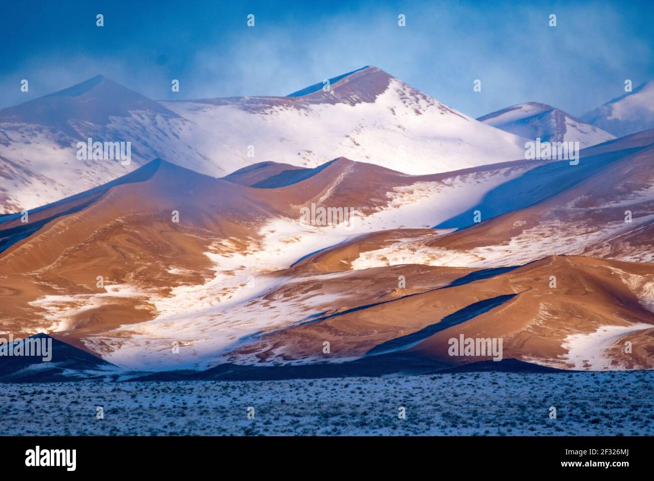 La neige dépoussière Star Dune dans le parc national et réserve de Great Sand Dunes à Hooper, Colorado. Banque D'Images