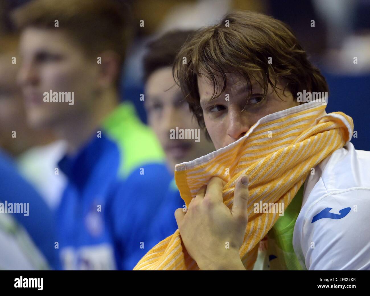 Berlin, Allemagne. 14 mars 2021. Handball: Qualification olympique, Suède - Slovénie, qualification, Tournoi 3, Matchday 3 à Max-Schmeling-Halle. Le Jore Dolenec de Slovénie a jeté une serviette pendant les phases de clôture du match. Credit: Soeren Stache/dpa-Zentralbild/dpa/Alay Live News Banque D'Images