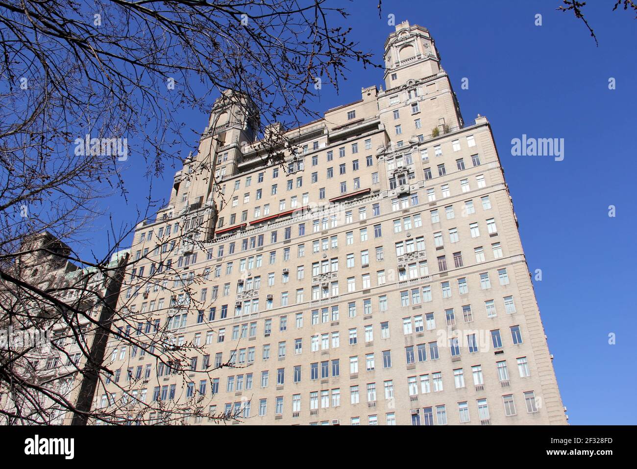 W 81st Street façade du Beresford, immeuble de 23 étages "avant la guerre", adresses prestigieuses à Manhattan au 211 Central Park West Banque D'Images