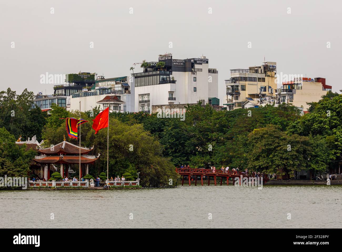 Le temple Ngoc son du lac Hoan Kiem à Hanoi Au Vietnam Banque D'Images