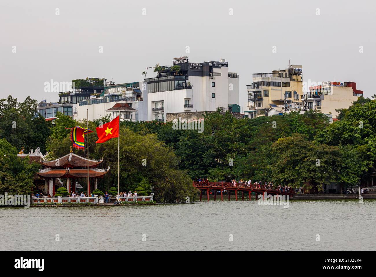 Le temple Ngoc son du lac Hoan Kiem à Hanoi Au Vietnam Banque D'Images